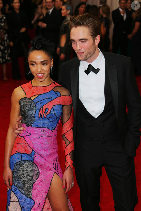 Robert Pattinson et sa fiancée FKA TWigs (Tahliah Debrett Barnett) - Soirée Costume Institute Gala 2015 (Met Ball) au Metropolitan Museum célébrant l'ouverture de Chine: à travers le miroir à New York, le 4 mai 2015.
