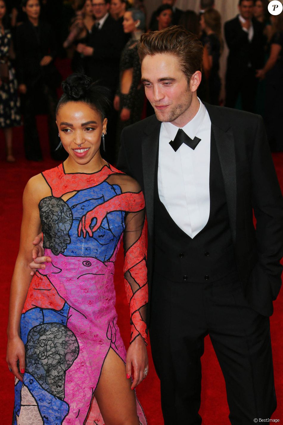 Robert Pattinson Et Sa Fiancée Fka Twigs Tahliah Debrett Barnett Soirée Costume Institute 5902