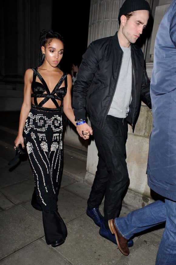 Robert Pattinson et sa petite-amie FKA Twigs arrivent à l'after-party "Warner Music Brits 2015" à Londres, le 25 février 2015.