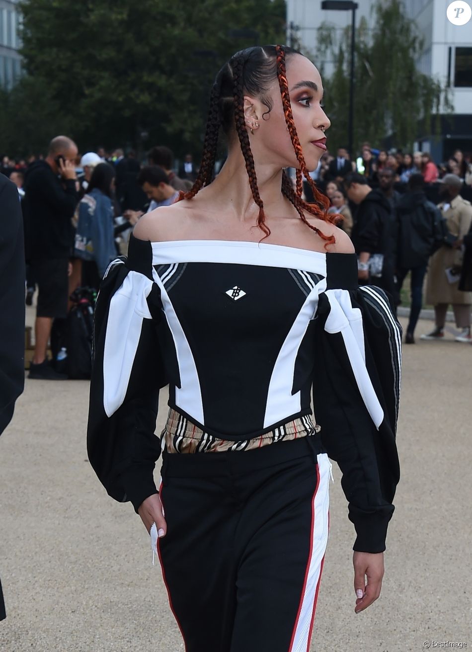 FKA Twigs - People à la sortie du défilé Burberry 2019 lors de la fashion  week à Londres, le 16 septembre 2019. L - Purepeople