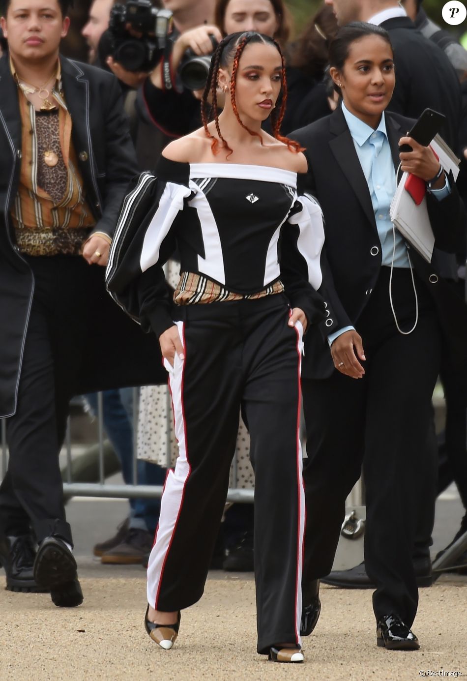 FKA Twigs - Arrivée des people au défilé Burberry 2019 lors de la fashion  week à Londres, le 16 septembre 2019. - Purepeople