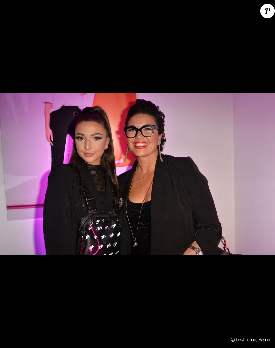 Eva Queen ( Eva Garnier) et sa mamman Zoey - Lancement de la capsule "Don't Call Me Jennyfer" de la chanteuse Eva Queen à Paris, France, le 5 février 2020. © Veeren/Bestimage