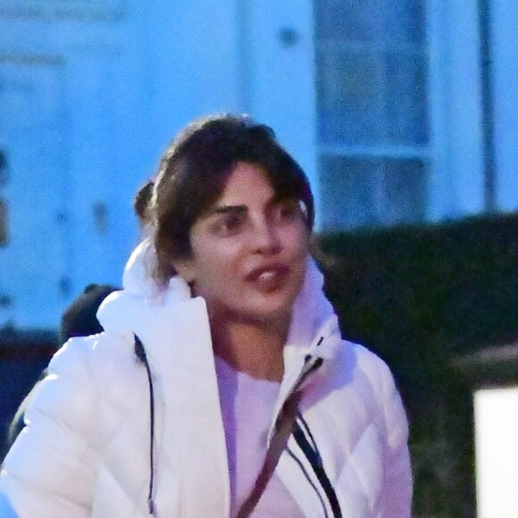 Exclusif - Priyanka Chopra brave le couvre-feu à Londres et franchit la ligne vertueuse de la loi pour aller chez le coiffeur avec sa mère. Le 6 janvier 2021.