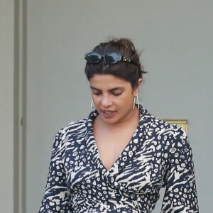 Exclusif - Priyanka Chopra visite des bureaux avec un agent immobilier à Los Angeles, le 28 février 2020.