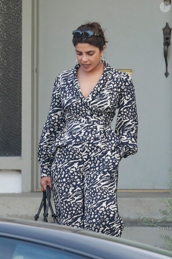 Exclusif - Priyanka Chopra visite des bureaux avec un agent immobilier à Los Angeles, le 28 février 2020.