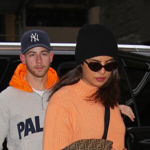 Priyanka Chopra et son mari Nick Jonas arrivent à leur domicile à New York, le 26 février 2020.