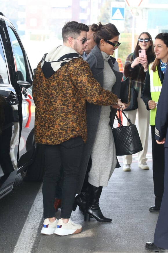 Exclusif - Nick Jonas, Priyanka Chopra - Sophie Turner, enceinte, son mari Joe Jonas, Priyanka Chopra, son mari Nick Jonas et son frère Kevin Jonas quittent Milan en jet privé depuis l'aéroport de Linate, le 16 février 2020.