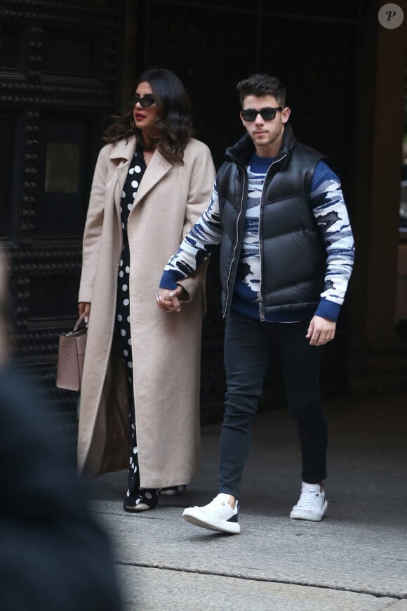 Nick Jonas et sa femme Priyanka Chopra déjeunent en terrasse au restaurant Salumaio à Milan, le 14 février 2020.