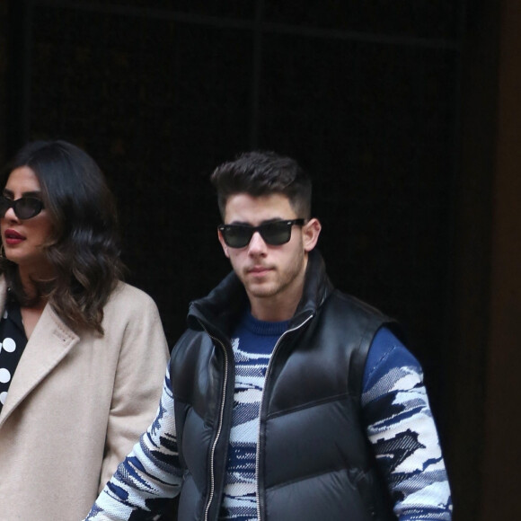 Nick Jonas et sa femme Priyanka Chopra déjeunent en terrasse au restaurant Salumaio à Milan, le 14 février 2020.