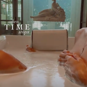 Diego El Glaoui filme Iris dans son bain sur Instagram, 30 janvier 2021.