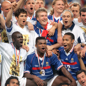 Marcel Desailly (au milieu), champion du monde avec l'équipe de France, le 12 juillet 1998.