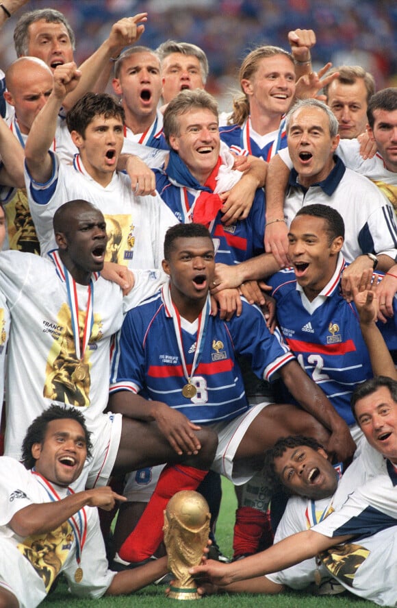 Marcel Desailly (au milieu), champion du monde avec l'équipe de France, le 12 juillet 1998.