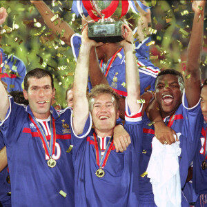 Marcel Desailly (à droite),  champion d'Europe de football avec l'équipe de France, en 2000.