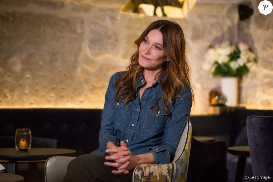 Exclusif - Carla Bruni Sarkozy - Enregistrement d'une séquence spéciale pour l'émission "La Lettre", présentée par S.Davant et qui sera diffusée le 16 janvier 2021 sur France 2, à Paris. Le 5 novembre 2020 © Cyril Moreau / Bestimage Exclusive - No Web No Blog pour Belgique et Suisse