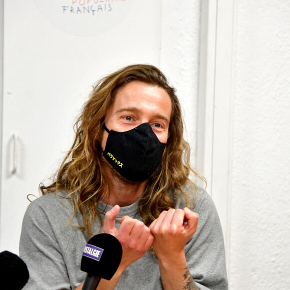 Exclusif - Julien Doré, après avoir lancé une tombola au profit des sinistrés de la tempête Alex qui a frappé les Alpes-Maritimes, fait un point presse au siège du Secours Populaire 06 à Nice le 23 novembre 2020. © Bruno Bebert / Bestimage 