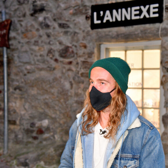 Exclusif - Le chanteur Julien Doré à la rencontre des sinistrés avec des bénévoles du Secours populaire dans la Vésubie suite au passage de la tempête Alex, à Saint-Martin-Vésubie, France, le 21 novembre 2020. © Bruno Bebert/Bestimage 