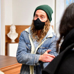 Exclusif - Le chanteur Julien Doré à la rencontre des sinistrés avec des bénévoles du Secours populaire dans la Vésubie suite au passage de la tempête Alex, à Saint-Martin-Vésubie, France, le 21 novembre 2020. © Bruno Bebert/Bestimage 