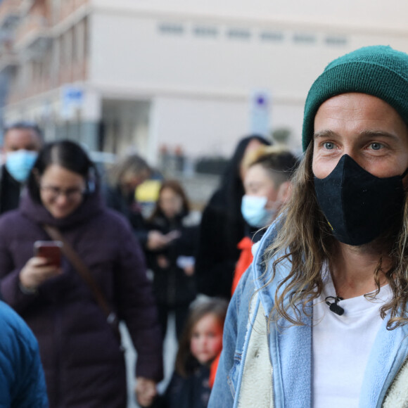 Exclusif - Le chanteur Julien Doré à la rencontre des sinistrés avec des bénévoles du Secours populaire dans la Vésubie suite au passage de la tempête Alex, à Saint-Martin-Vésubie, France, le 21 novembre 2020. © Bruno Bebert/Bestimage 