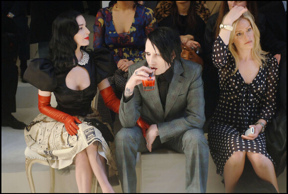 Dita Von Teese et Marilyn Manson au défilé Moschino Cheap & Chic à Milan.