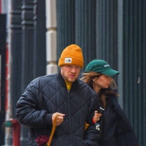 Exclusif - Emily Ratajkowski, enceinte, et son mari Sebastian Beard McClard sortent se promener avec leur chien Colombo à Manhattan, New York le 27 janvier 2021.