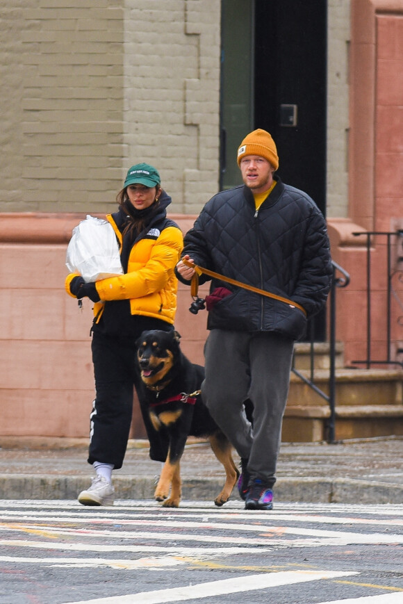 Exclusif - Emily Ratajkowski, enceinte, et son mari Sebastian Beard McClard sortent se promener avec leur chien Colombo à Manhattan, New York le 27 janvier 2021.