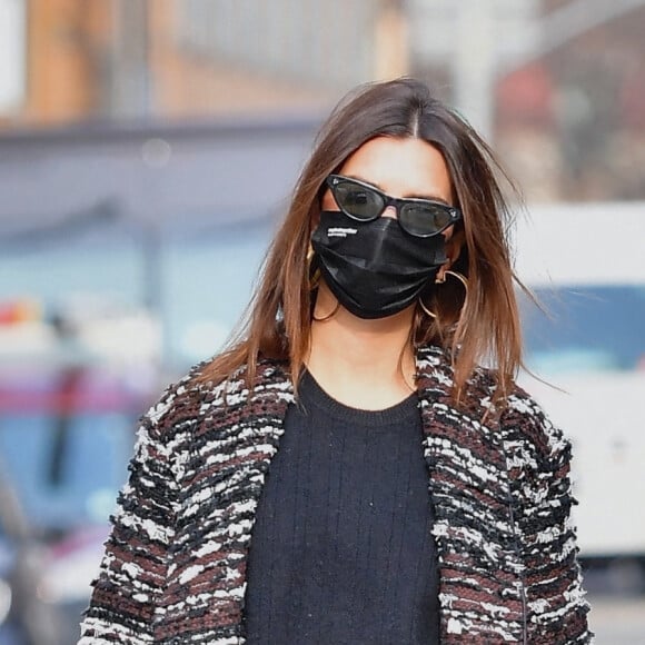Emily Ratajkowski (enceinte) se promène dans les rues de New York, après un rendez-vous de contrôle chez un médecin.