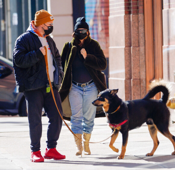 Emily Ratajkowski enceinte et son mari Sebastian Bear-McClard promènent leur chien Colombo dans les rues de New York, le 10 janvier 2021. Emily porte des bottes serpent (python), un jean et un bonnet.