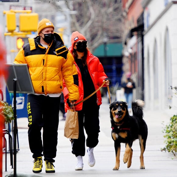 Emily Ratajkowski enceinte et son compagnon Sebastian Bear McClard promènent leur chien Colombo à New York le 8 janvier 2021.