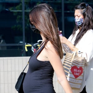 Exclusif - Emily Ratajkowski enceinte est allée faire du shopping avec des amies au Erewhon Market à Los Angeles, le 8 décembre 2020.