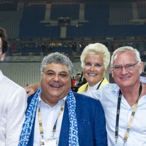 Zuleika (soeur de Mika), Fortuné (frère de Mika), Sir Mohammad Jaafar, un ami de la famille (au milieu) avec sa femme (à sa gauche), Michael Holbrook Penniman (le père de Mika), Jasmine (soeur de Mika) - La famille de Mika pose avec Sir Mohammad Jaafar après le concert lors de la finale du Top 14 français entre Montpellier et Castres au Stade de France à Paris, le 2 juin 2018. © Pierre Perusseau/Bestimage