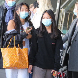 Exclusif - Laeticia Hallyday et ses filles Jade et Joy arrivent à l'aéroport de Roissy-Charles-de-Gaulle à Paris en provenance de Los Angeles, le 12 octobre 2020.