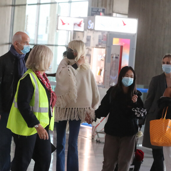 Exclusif - Laeticia Hallyday et ses filles Jade et Joy arrivent à l'aéroport de Roissy-Charles-de-Gaulle à Paris en provenance de Los Angeles, le 12 octobre 2020.