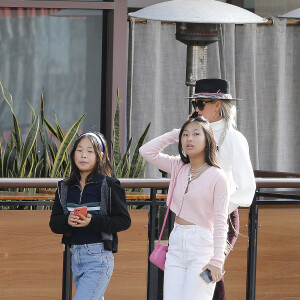 Exclusif - Laeticia Hallyday et ses filles Jade et Joy font du shopping dans une boutique de sport à Santa Monica le 18 janvier 2020.