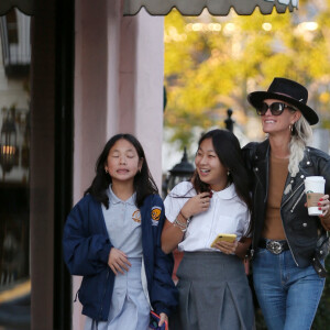 Exclusif - Laeticia Hallyday et ses filles Jade et Joy font du shopping à Santa Monica le 17 janvier 2020.