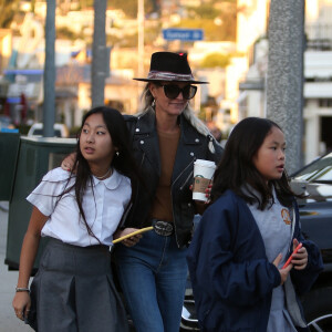 Exclusif - Laeticia Hallyday et ses filles Jade et Joy font du shopping à Santa Monica le 17 janvier 2020.