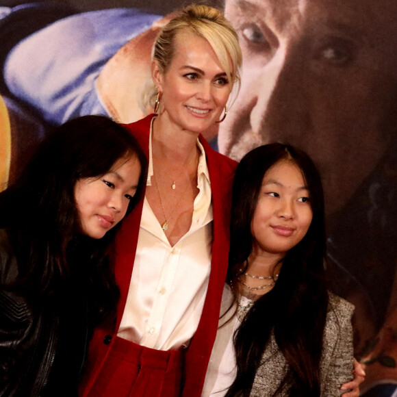 Laeticia Hallyday et ses filles Joy et Jade - Projection au Grand Rex à Paris des documentaires "Johnny USA" et "A nos promesses" à l'occasion de la Journée Spéciale Johnny, son rêve américain. Le 21 octobre 2020 © Jacovides-Moreau / Bestimage