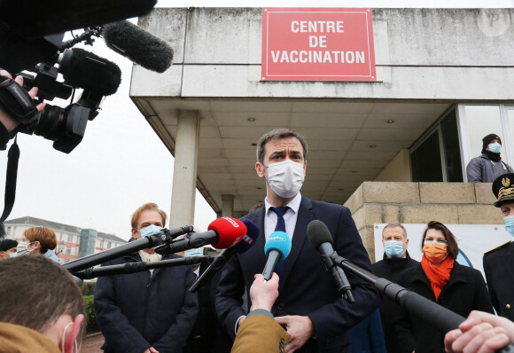 Déplacement de Olivier Veran, ministre de la Santé dans le cadre de la campagne vaccinale contre la COVID-19 en France au Centre hospitalier de Melun, France, le 8 février 2021. © Panoramic/Bestimage