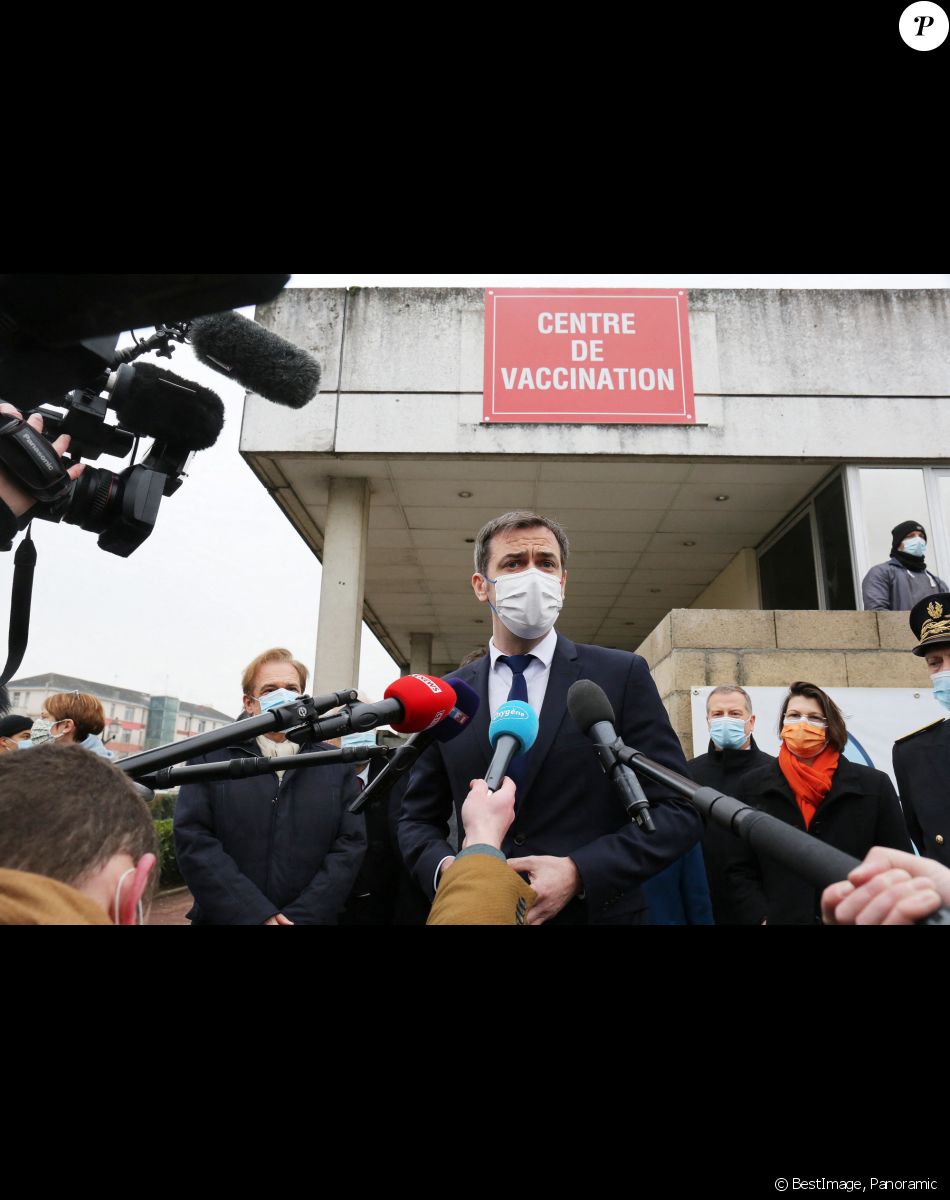 Déplacement de Olivier Veran, ministre de la Santé dans le cadre de la campagne vaccinale contre la COVID-19 en France au Centre hospitalier de Melun, France, le 8 février 2021. © Panoramic/Bestimage