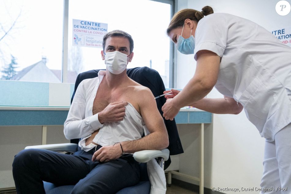 Olivier Véran, ministre de la santé, reçoit une injection du vaccin AstraZeneca au centre hospitalier de Melun le 8 février 2021. © Daniel Derajinski / Pool / Bestimage