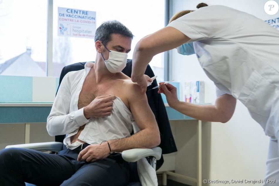 Olivier Véran, ministre de la santé, reçoit une injection du vaccin AstraZeneca au centre hospitalier de Melun le 8 février 2021. © Daniel Derajinski / Pool / Bestimage