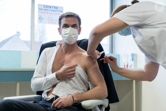 Olivier Véran, ministre de la santé, reçoit une injection du vaccin AstraZeneca au centre hospitalier de Melun le 8 février 2021. © Daniel Derajinski / Pool / Bestimage
