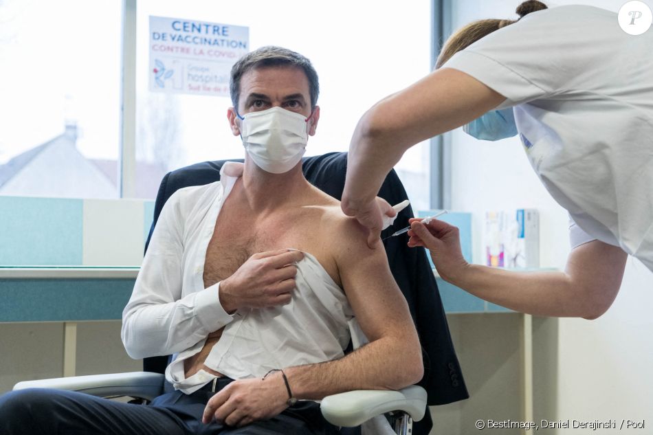 Olivier Véran, ministre de la santé, reçoit une injection du vaccin AstraZeneca au centre hospitalier de Melun le 8 février 2021. © Daniel Derajinski / Pool / Bestimage