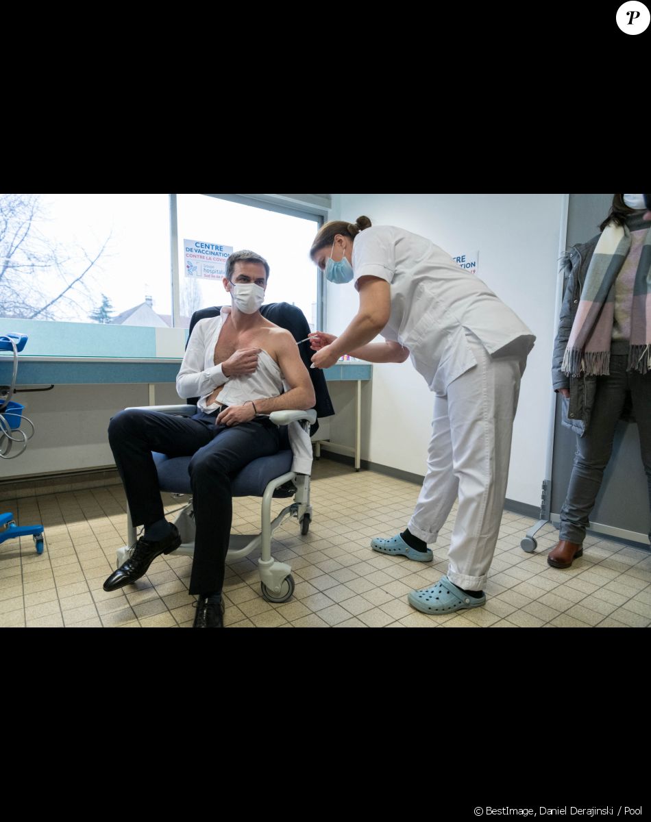 Olivier Véran, ministre de la santé, reçoit une injection du vaccin AstraZeneca au centre hospitalier de Melun le 8 février 2021. © Daniel Derajinski / Pool / Bestimage