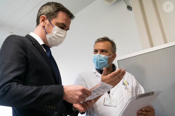 Olivier Véran, ministre de la santé, reçoit une injection du vaccin AstraZeneca au centre hospitalier de Melun le 8 février 2021. © Daniel Derajinski / Pool / Bestimage