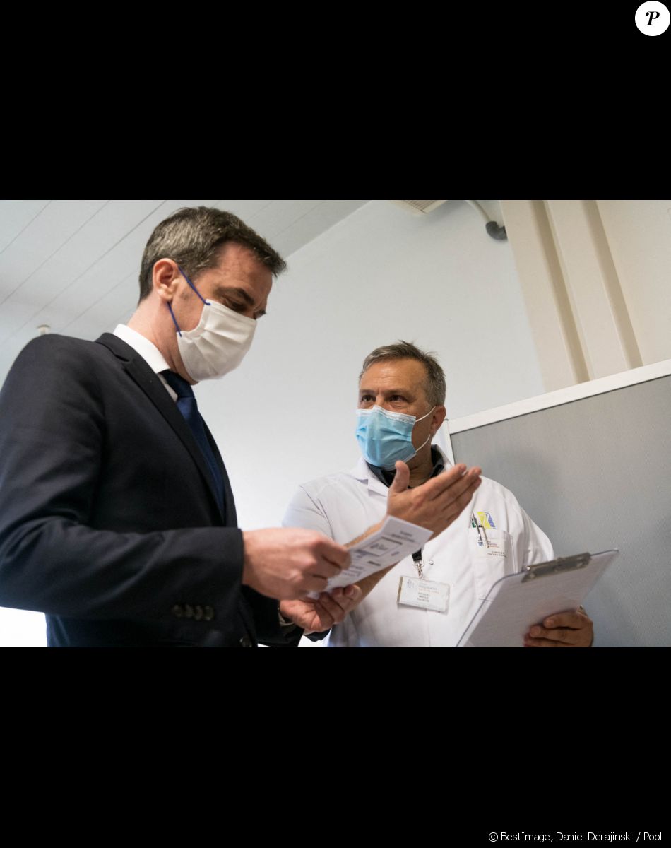 Olivier Véran, ministre de la santé, reçoit une injection du vaccin AstraZeneca au centre hospitalier de Melun le 8 février 2021. © Daniel Derajinski / Pool / Bestimage