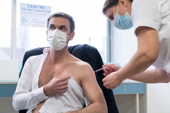 Olivier Véran, ministre de la santé, reçoit une injection du vaccin AstraZeneca au centre hospitalier de Melun le 8 février 2021. © Daniel Derajinski / Pool / Bestimage