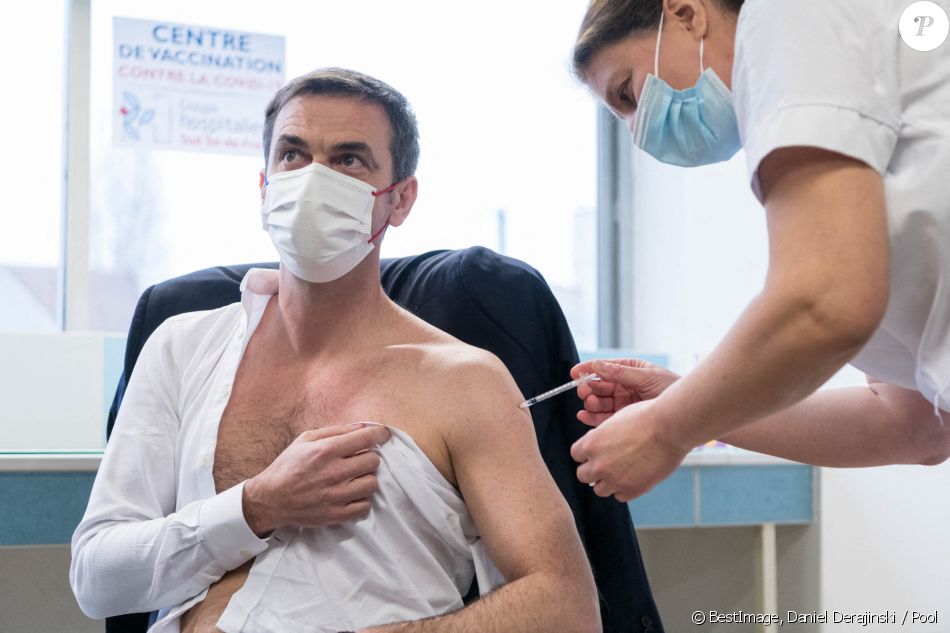 Olivier Véran, ministre de la santé, reçoit une injection du vaccin AstraZeneca au centre hospitalier de Melun le 8 février 2021. © Daniel Derajinski / Pool / Bestimage