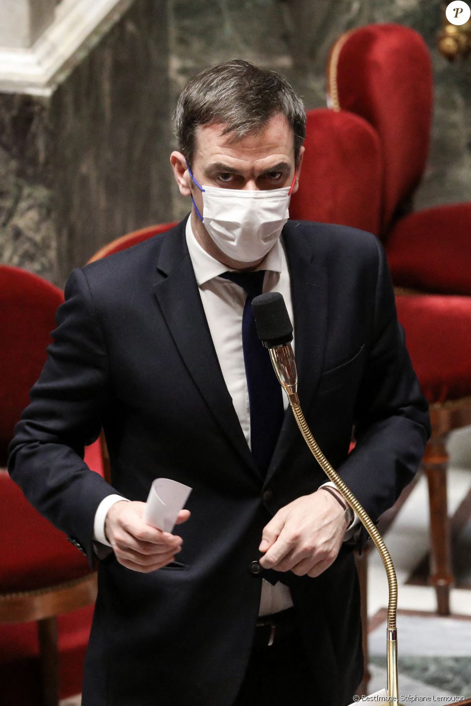 Le ministre des Solidarités et de la Santé, Olivier Véran lors de la séance de questions au gouvernement à l'Assemblée Nationale à Paris le 2 février 2021. © Stéphane Lemouton / Bestimage