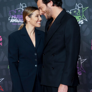 Amir et sa femme lors de la 22e édition des NRJ Music Awards à la Seine musicale, le 5 décembre 2020.