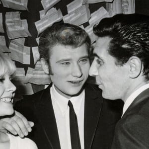 Sylvie Vartan et Johnny Hallyday dans les backstage du concert de Gilbert Bécaud à l'Olympia. Le 16 avril 1965 © Keystone Press Agency / Zuma Press / Bestimage